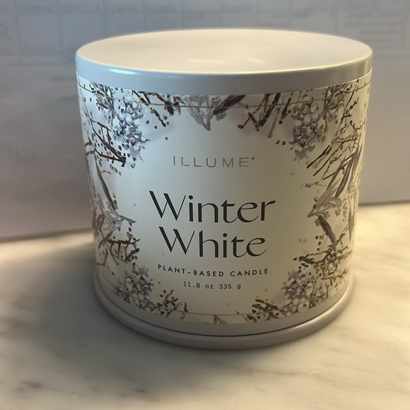 ILLUME Winter White Plant-Based Candle - Picture 4 of 8